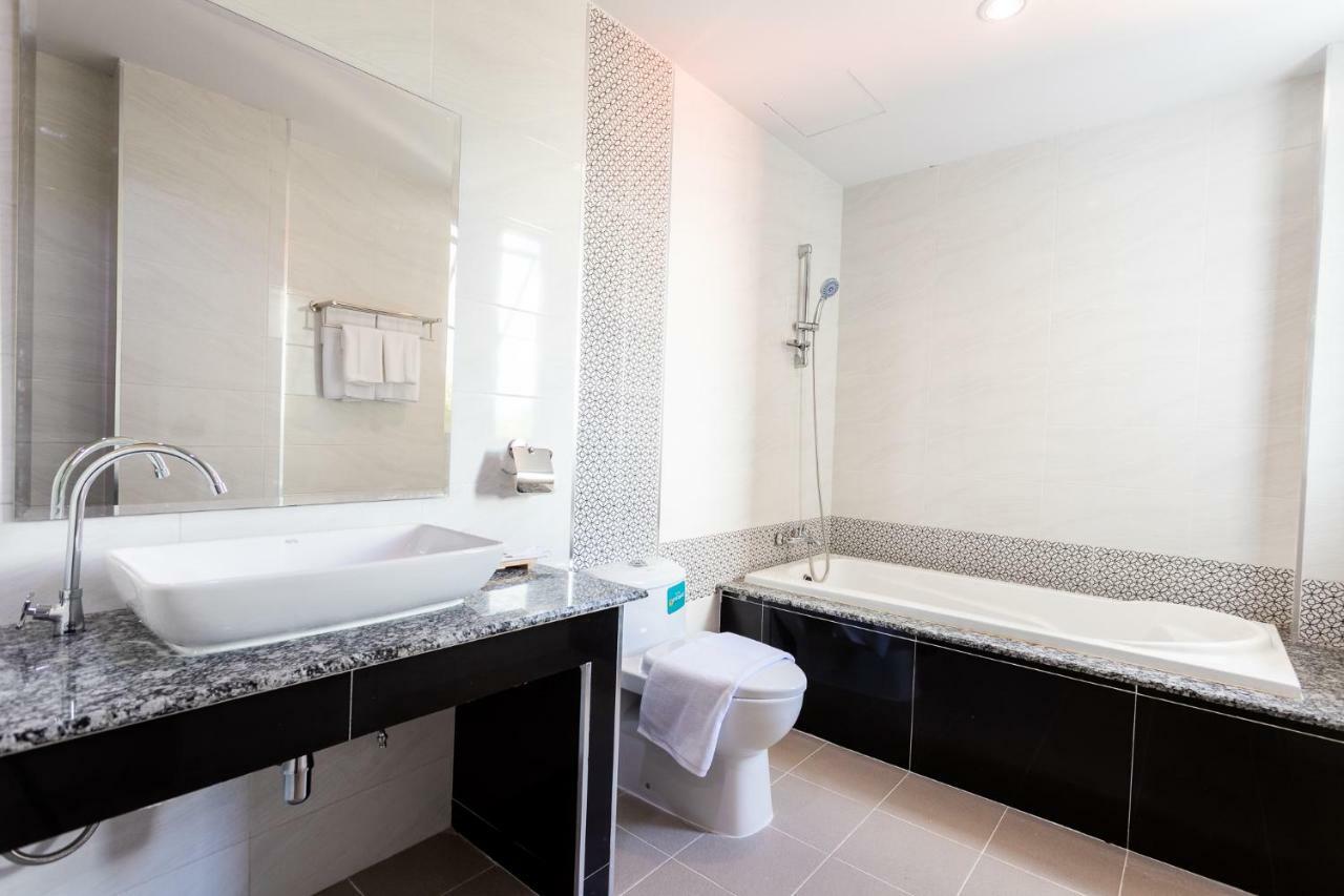 O2 Hotel Lopburi Luaran gambar